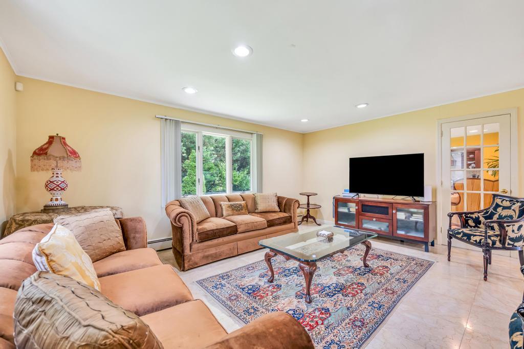 75 Greenleaf Hill, Great Neck, NY 11023