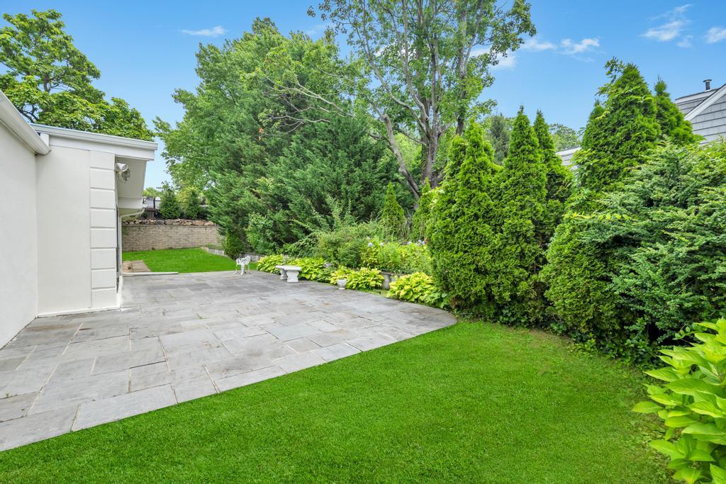 75 Greenleaf Hill, Great Neck, NY 11023