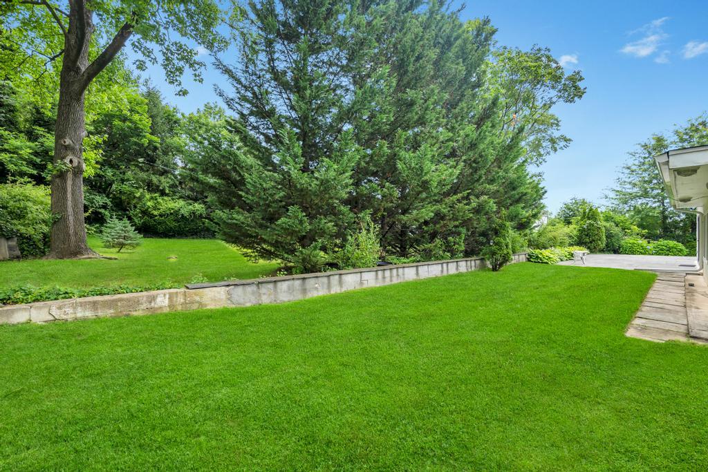 75 Greenleaf Hill, Great Neck, NY 11023