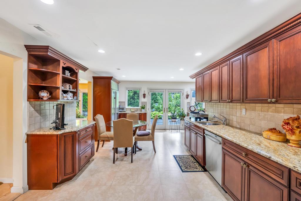 75 Greenleaf Hill, Great Neck, NY 11023