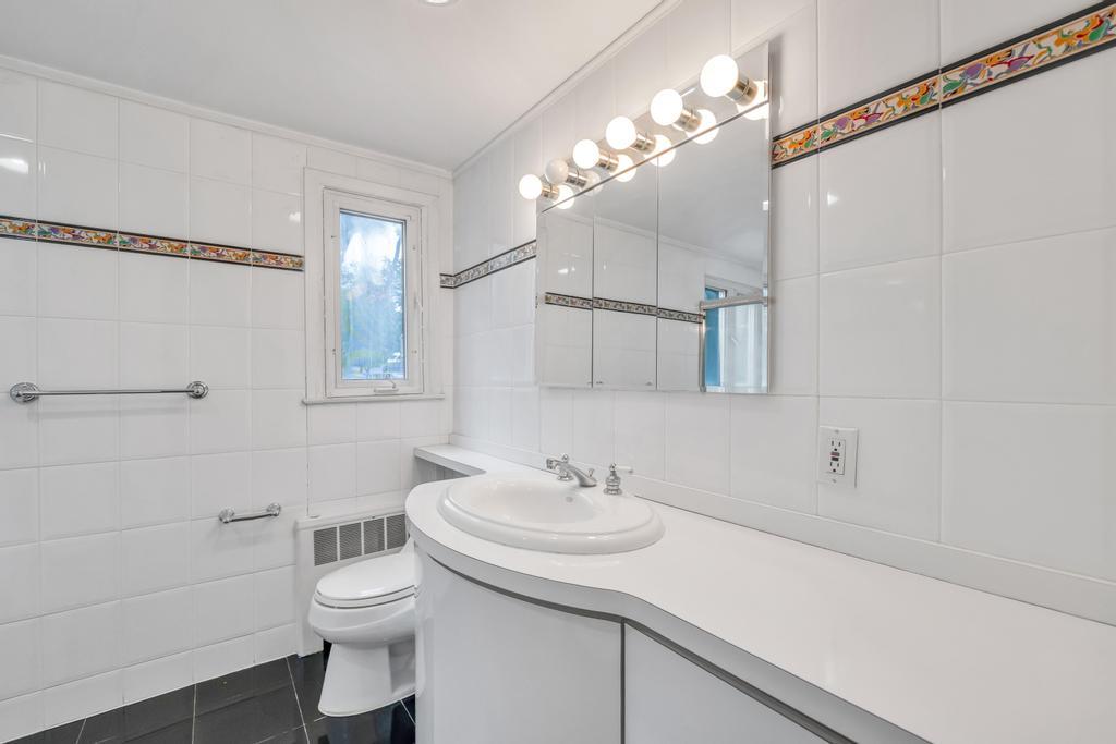 75 Greenleaf Hill, Great Neck, NY 11023