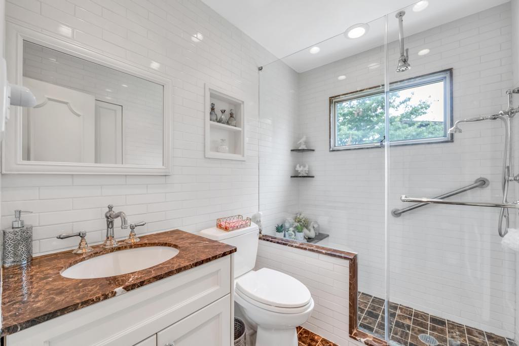 75 Greenleaf Hill, Great Neck, NY 11023