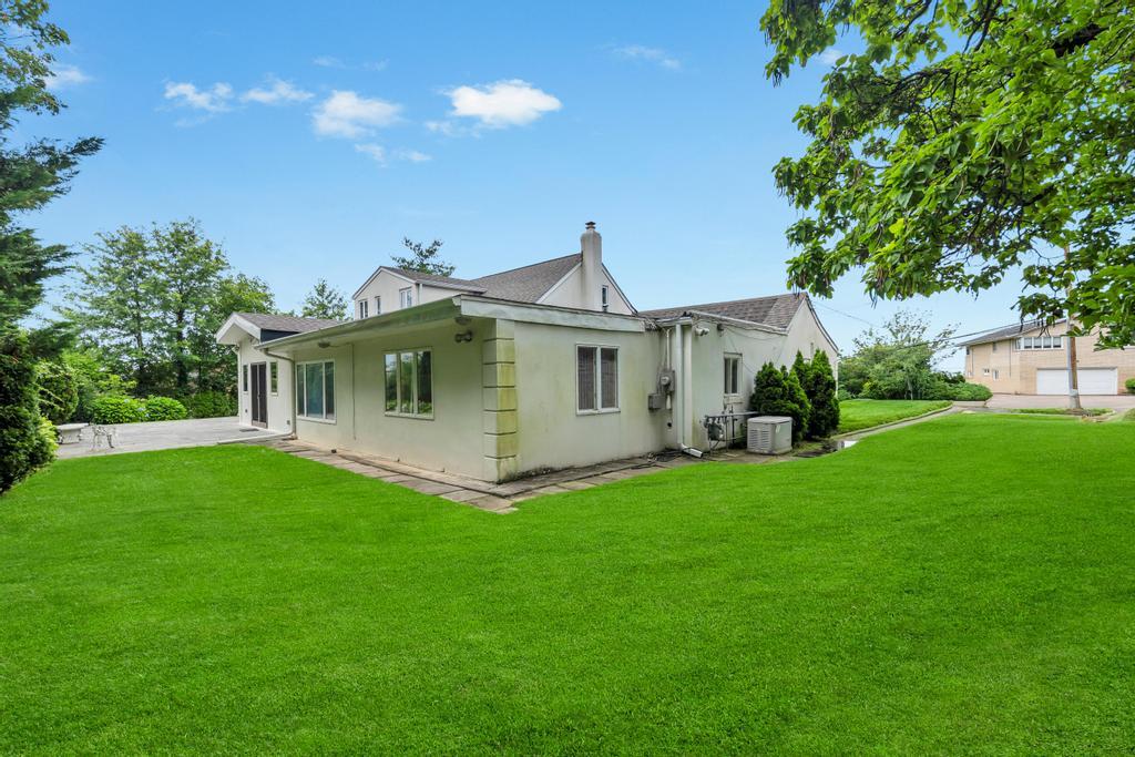 75 Greenleaf Hill, Great Neck, NY 11023