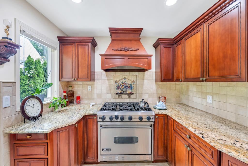 75 Greenleaf Hill, Great Neck, NY 11023