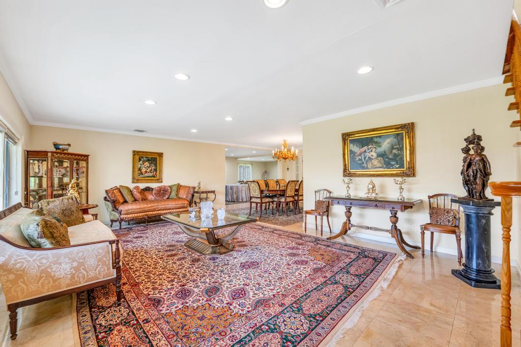 75 Greenleaf Hill, Great Neck, NY 11023