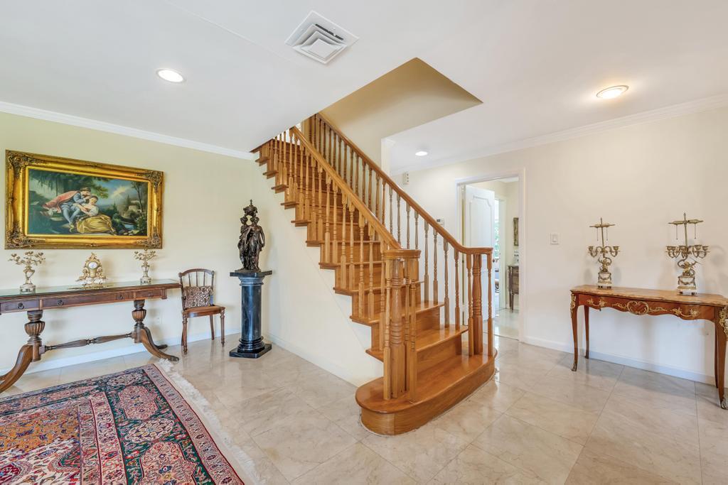 75 Greenleaf Hill, Great Neck, NY 11023