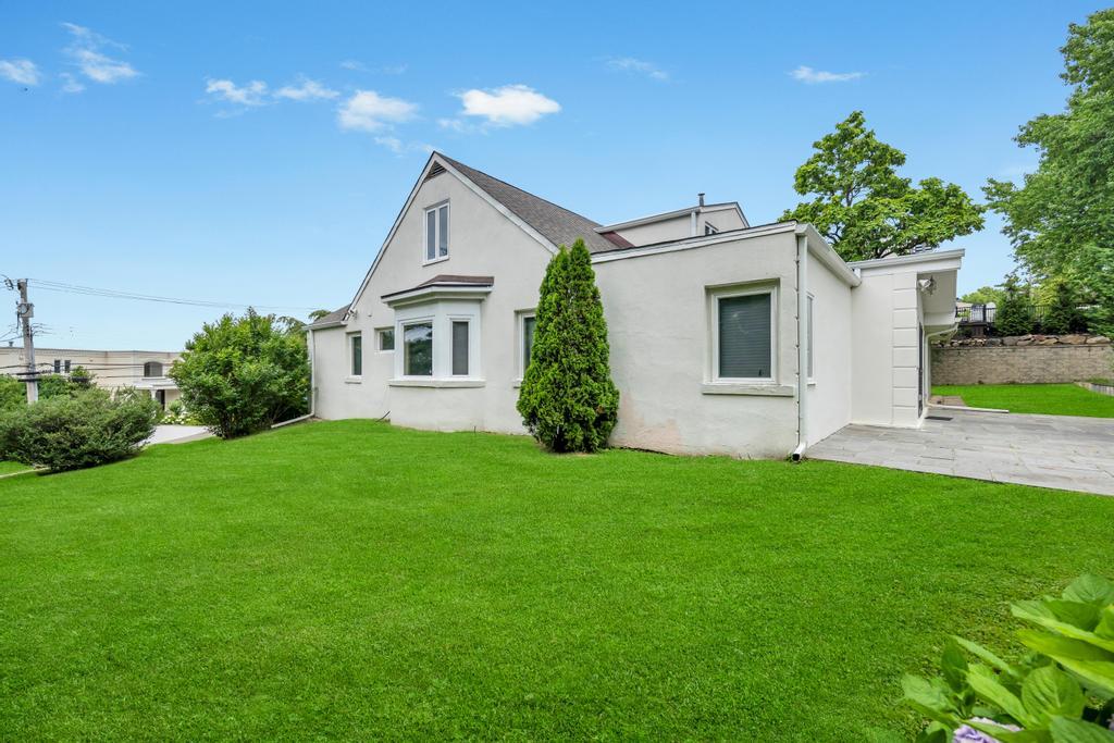 75 Greenleaf Hill, Great Neck, NY 11023