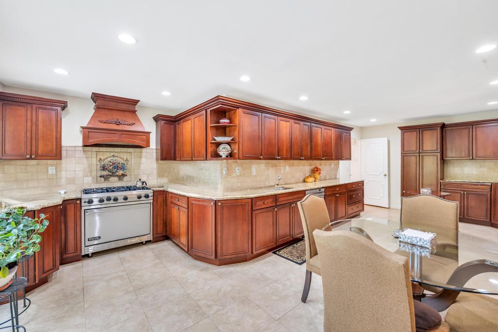 75 Greenleaf Hill, Great Neck, NY 11023