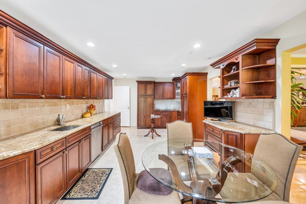 75 Greenleaf Hill, Great Neck, NY 11023