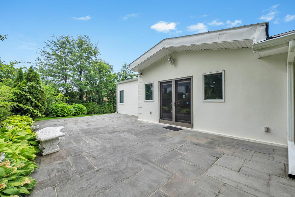 75 Greenleaf Hill, Great Neck, NY 11023