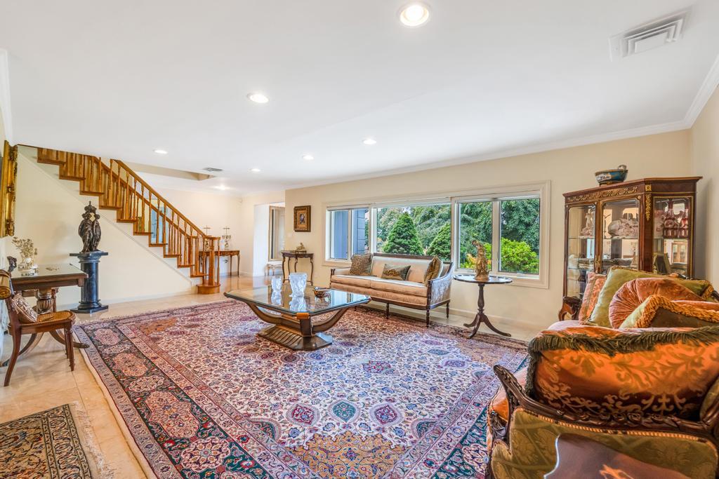 75 Greenleaf Hill, Great Neck, NY 11023