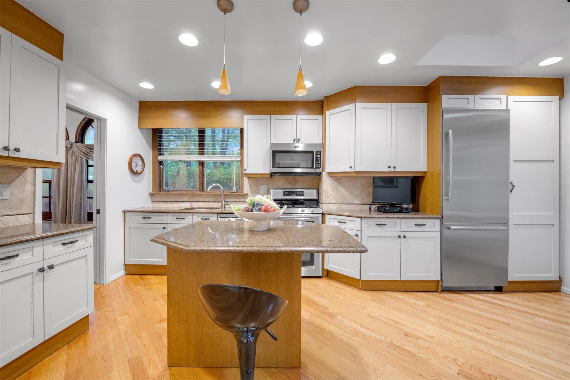 23 Burbury Lane, Great Neck, NY 11023