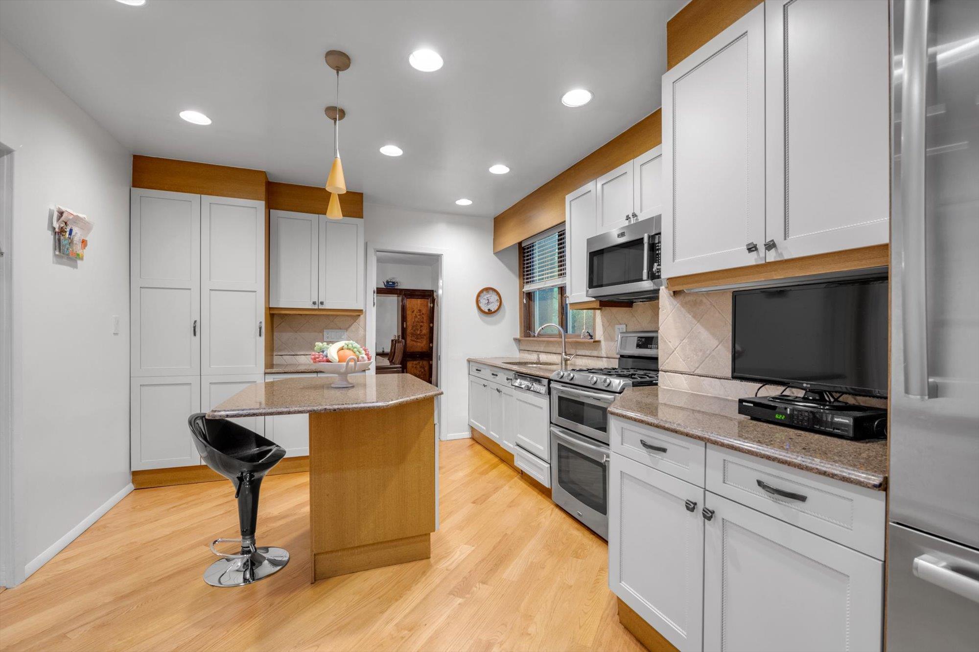 23 Burbury Lane, Great Neck, NY 11023