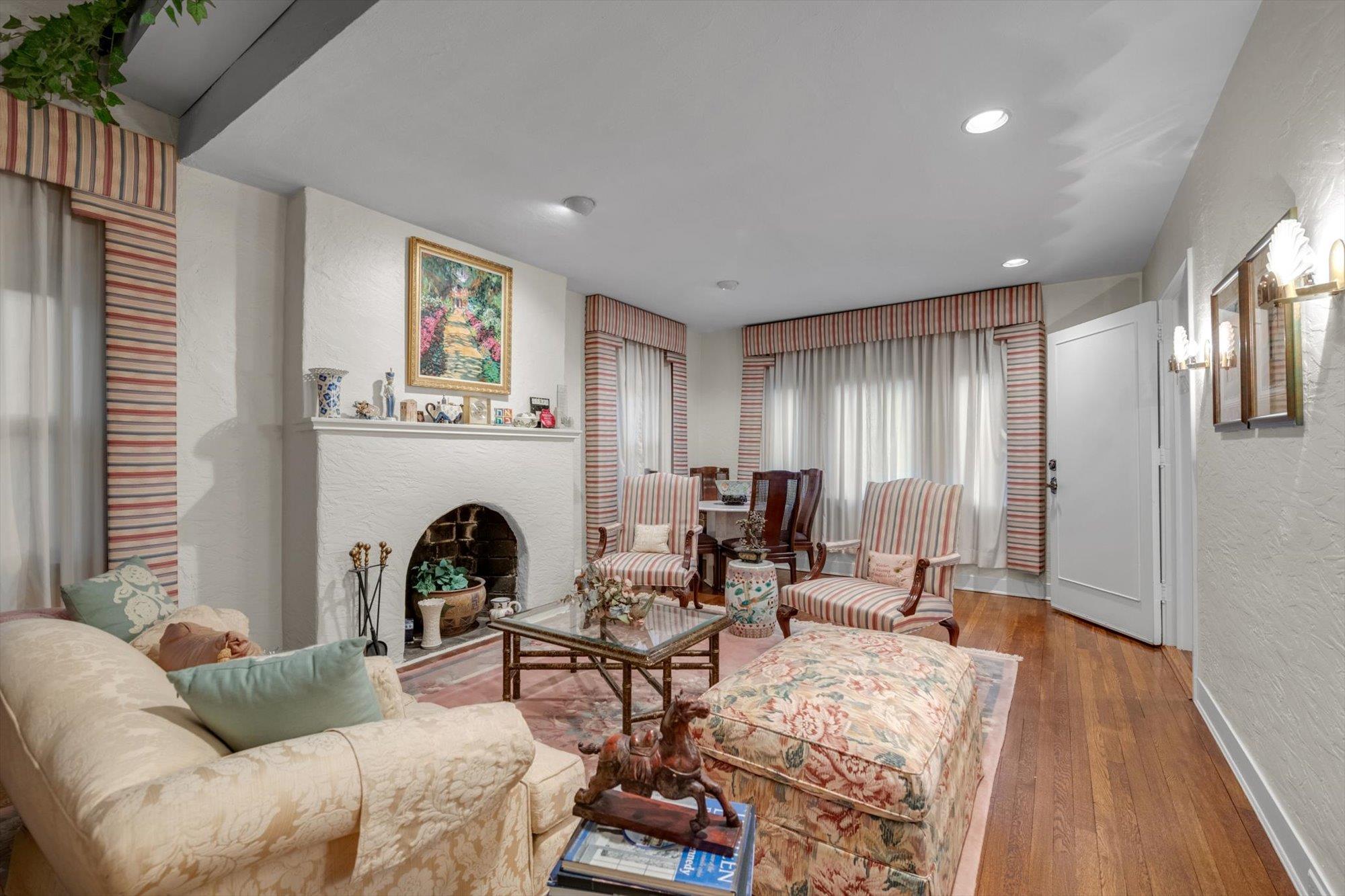 23 Burbury Lane, Great Neck, NY 11023