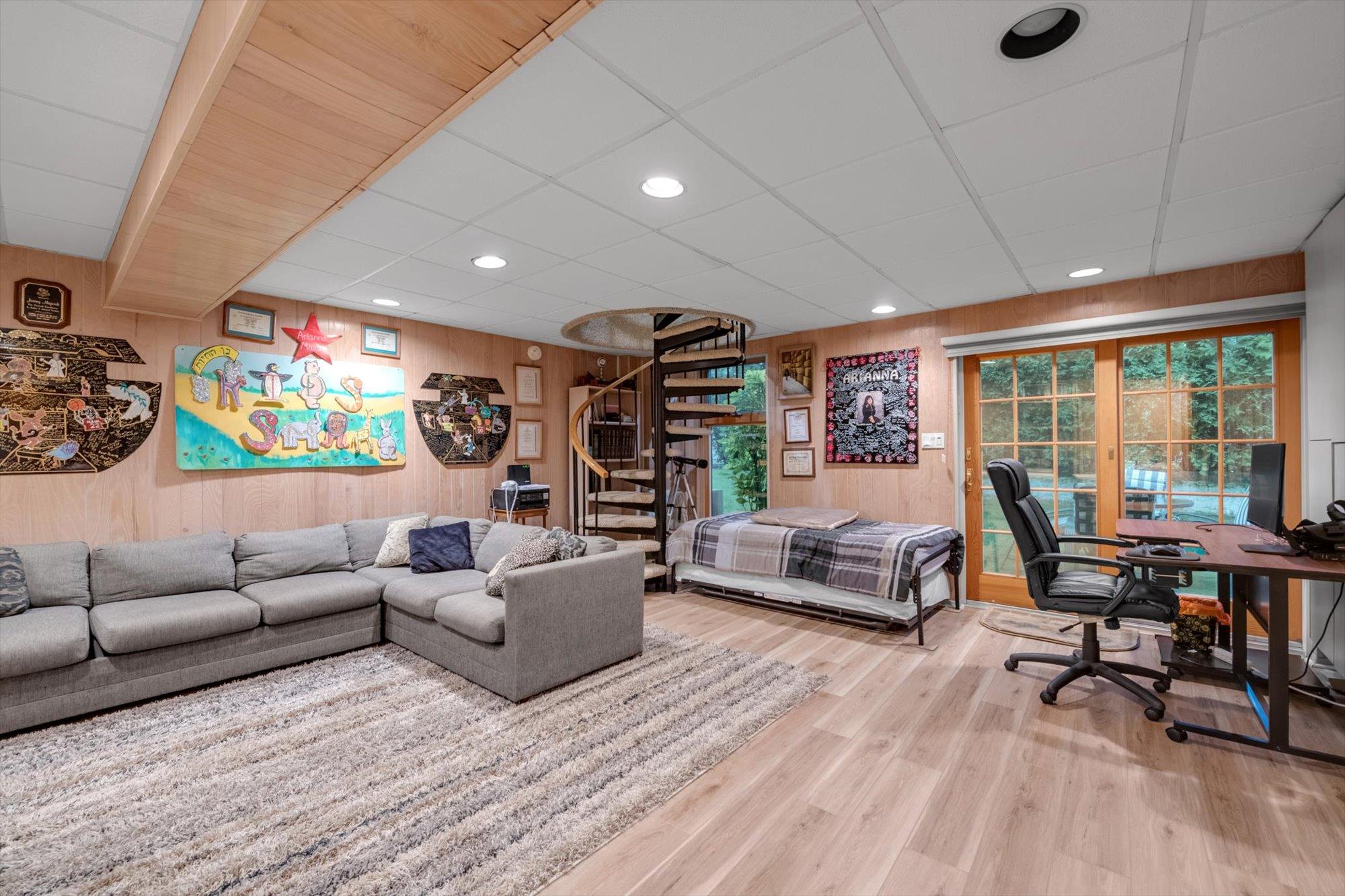 23 Burbury Lane, Great Neck, NY 11023