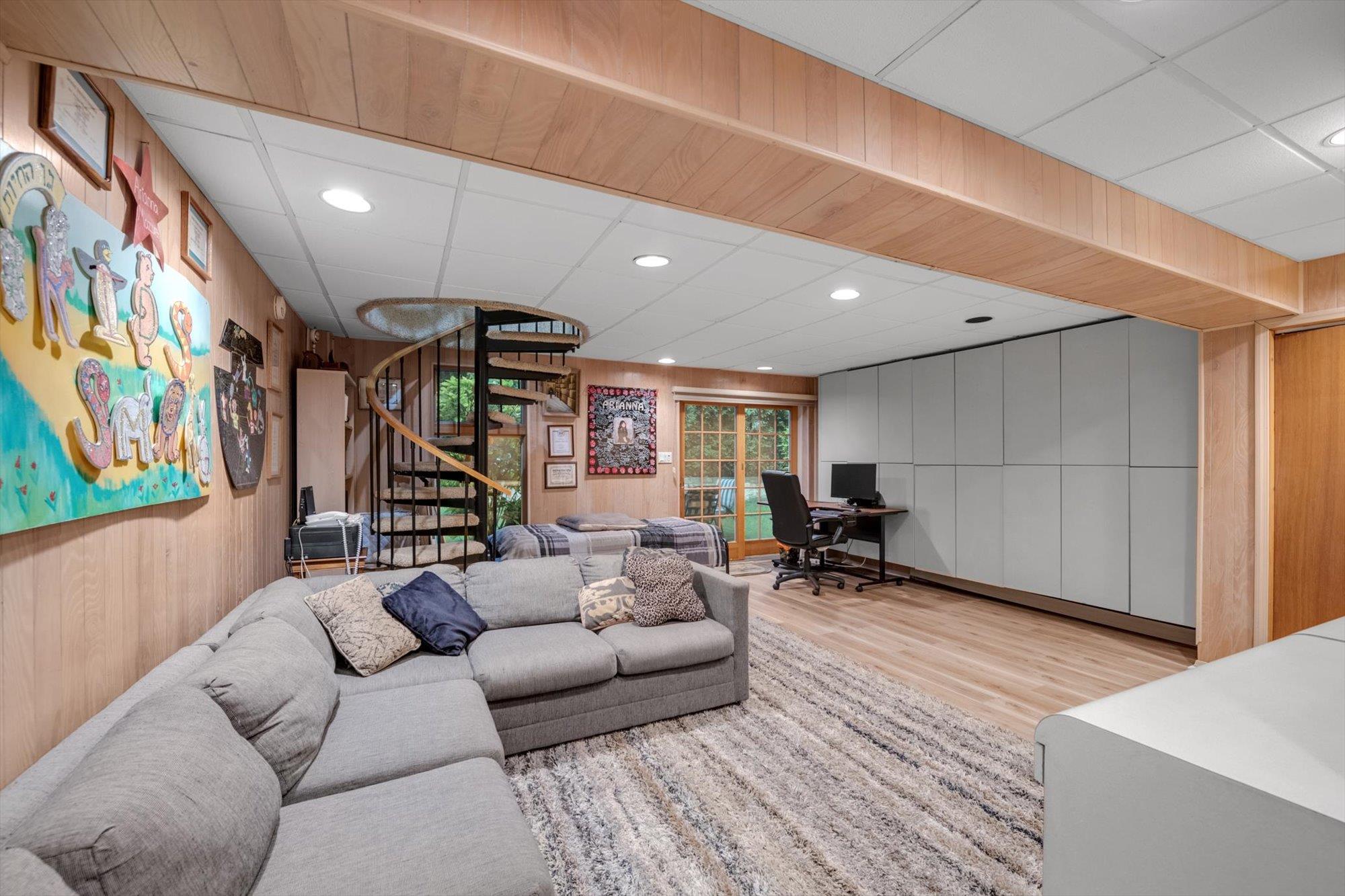 23 Burbury Lane, Great Neck, NY 11023