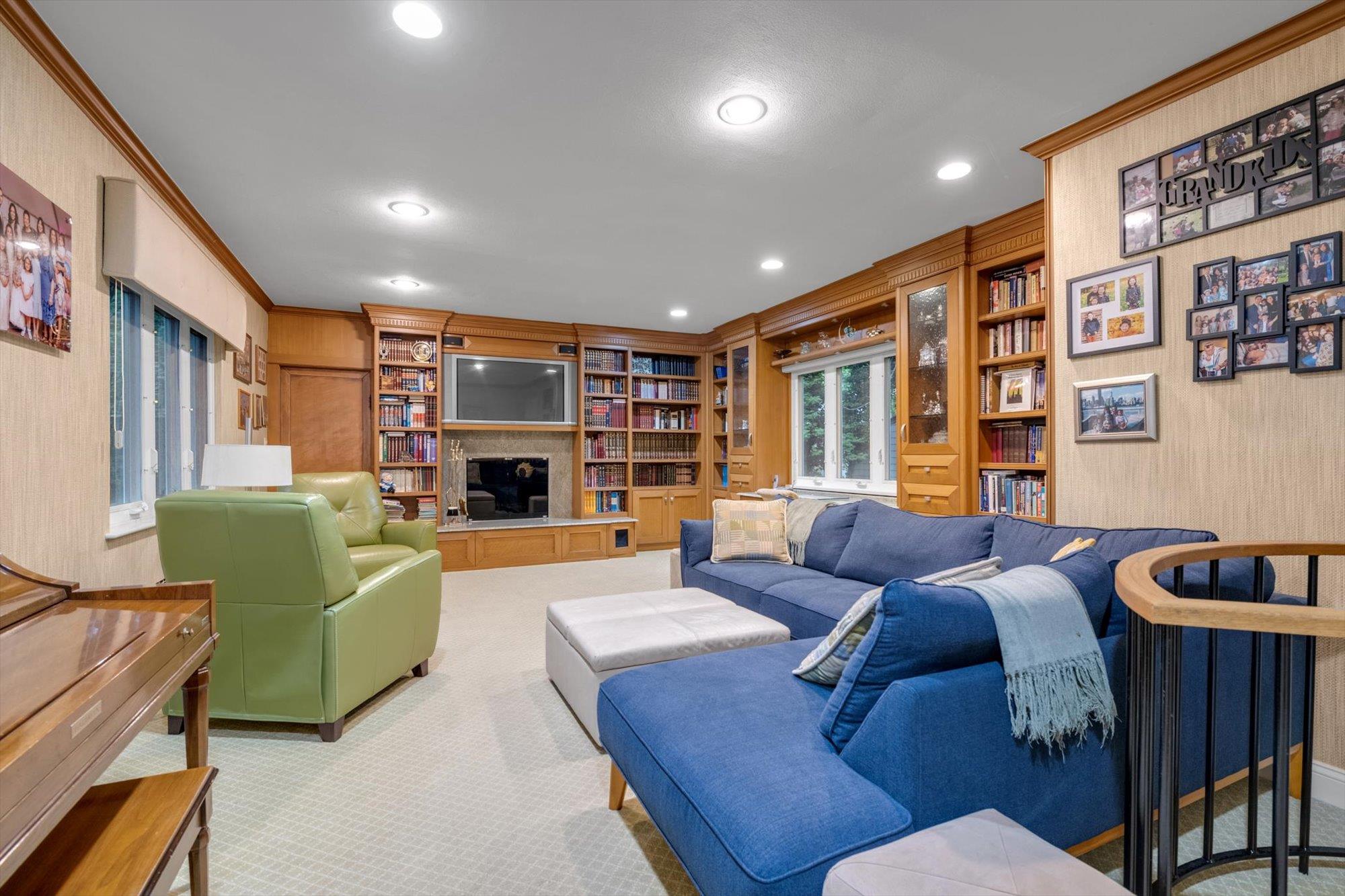 23 Burbury Lane, Great Neck, NY 11023