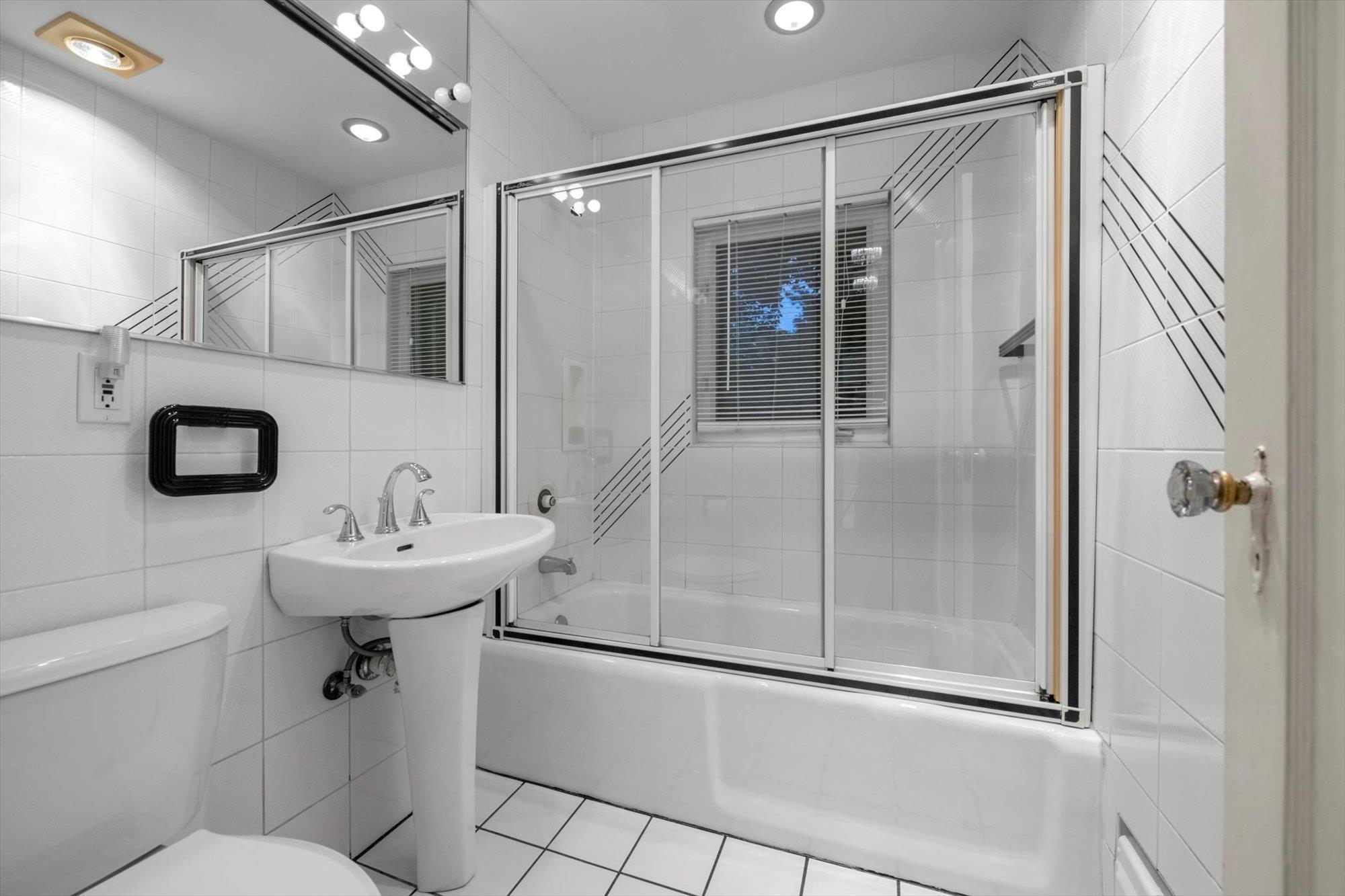 23 Burbury Lane, Great Neck, NY 11023