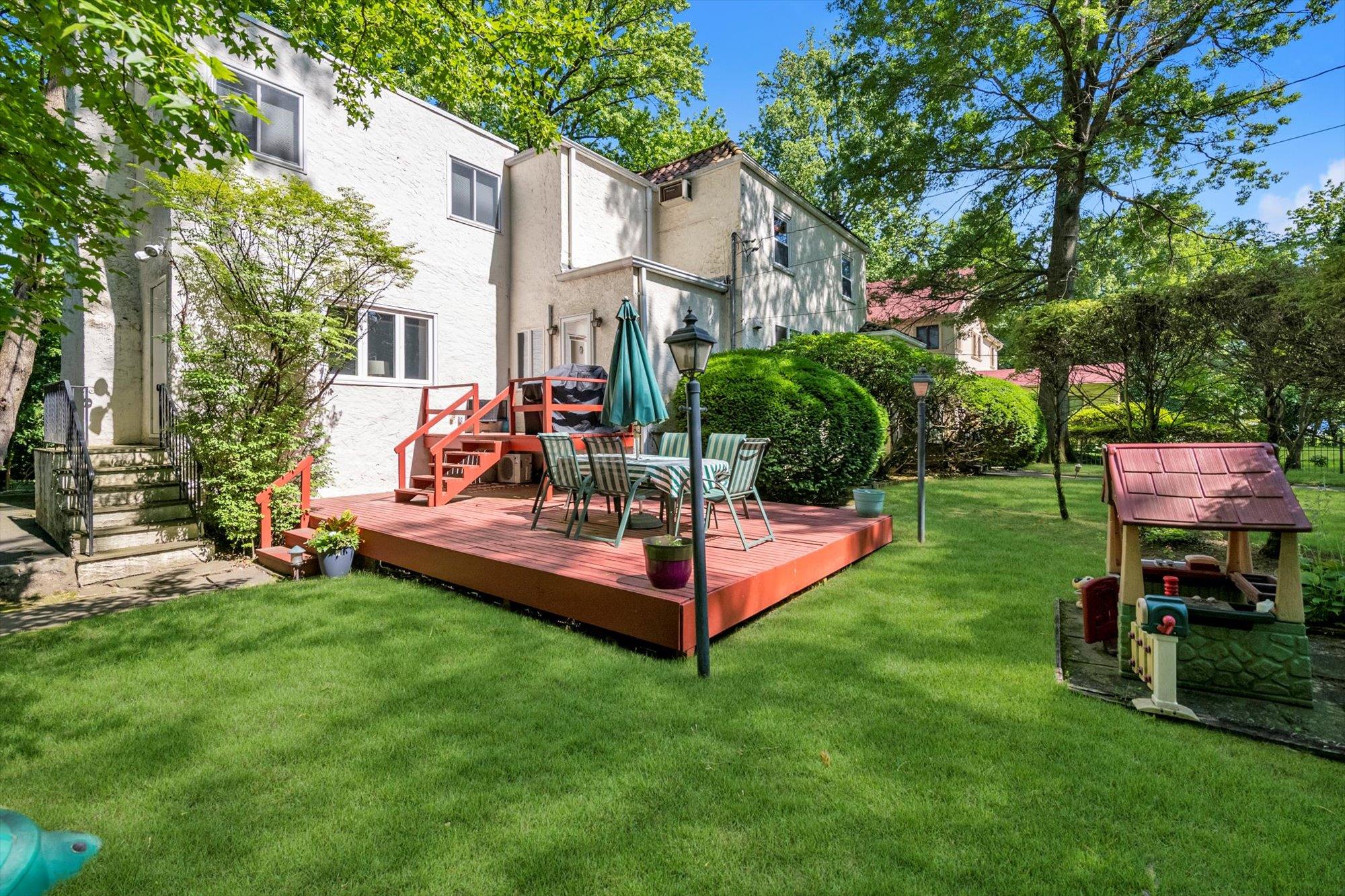 23 Burbury Lane, Great Neck, NY 11023