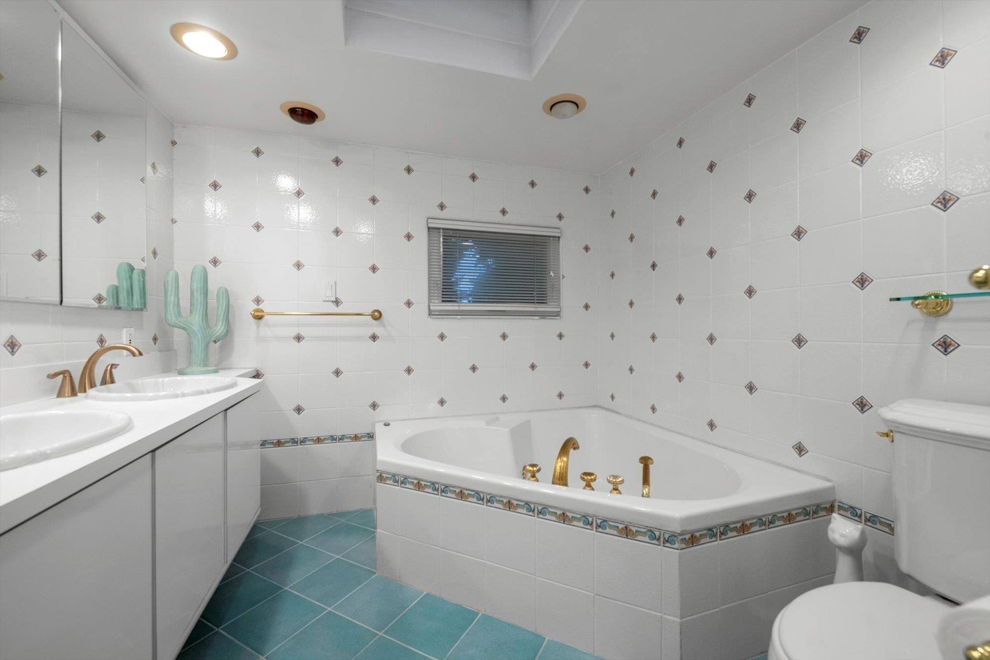 23 Burbury Lane, Great Neck, NY 11023