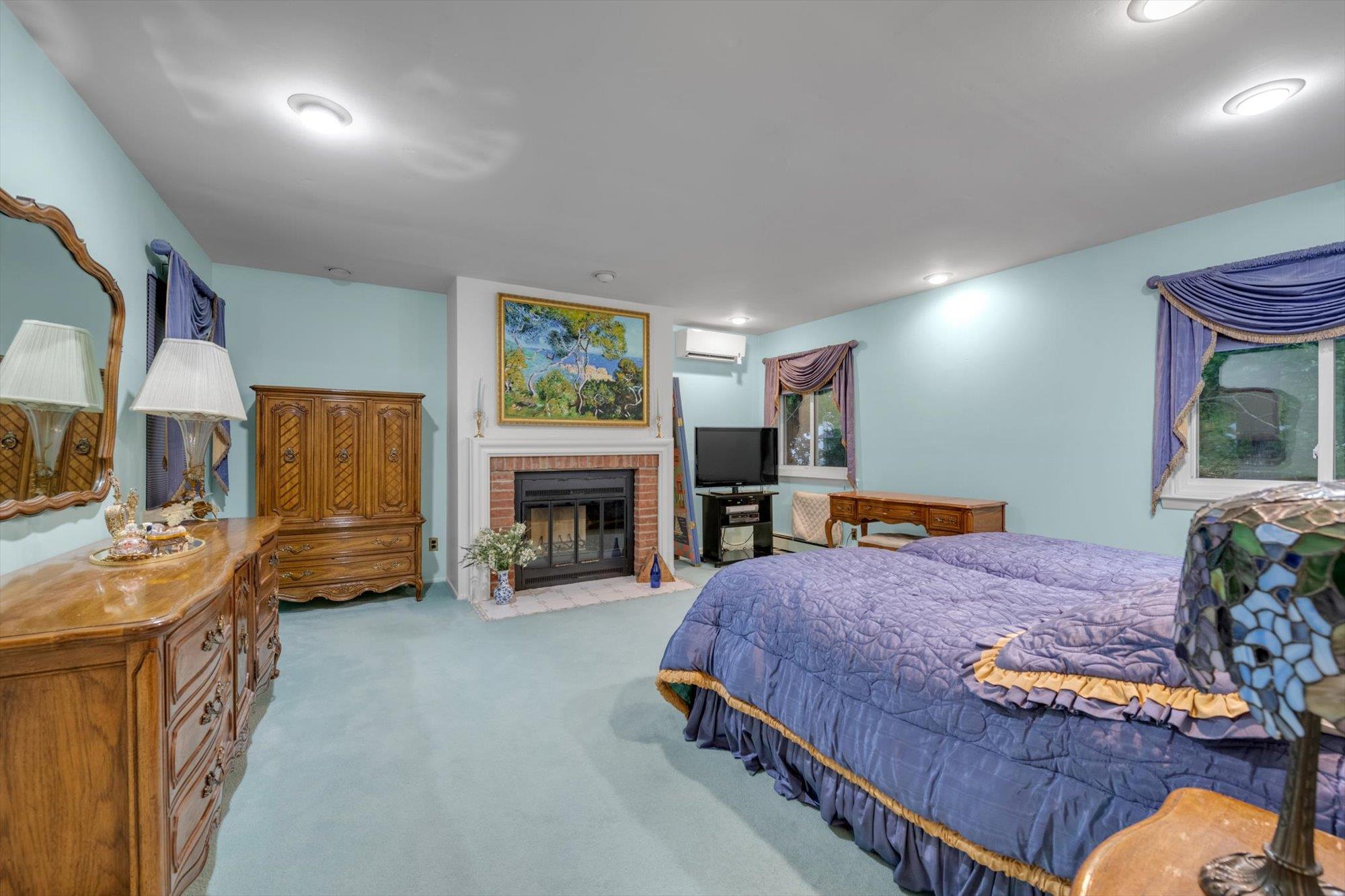 23 Burbury Lane, Great Neck, NY 11023