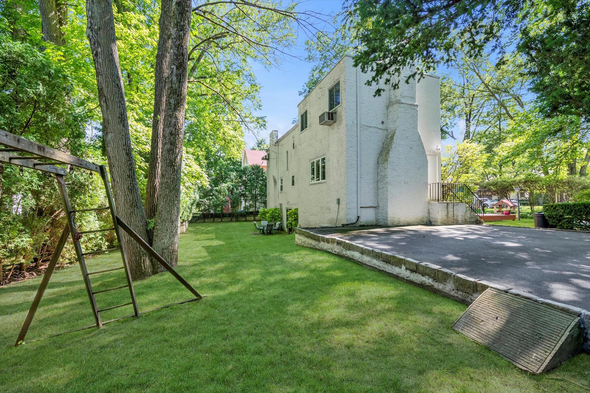 23 Burbury Lane, Great Neck, NY 11023