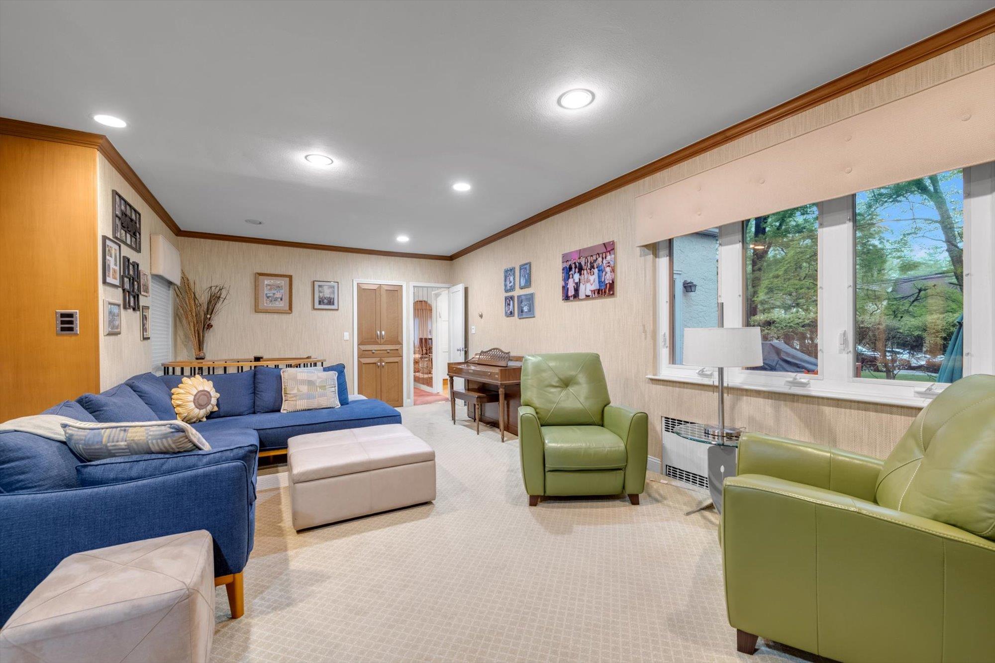 23 Burbury Lane, Great Neck, NY 11023