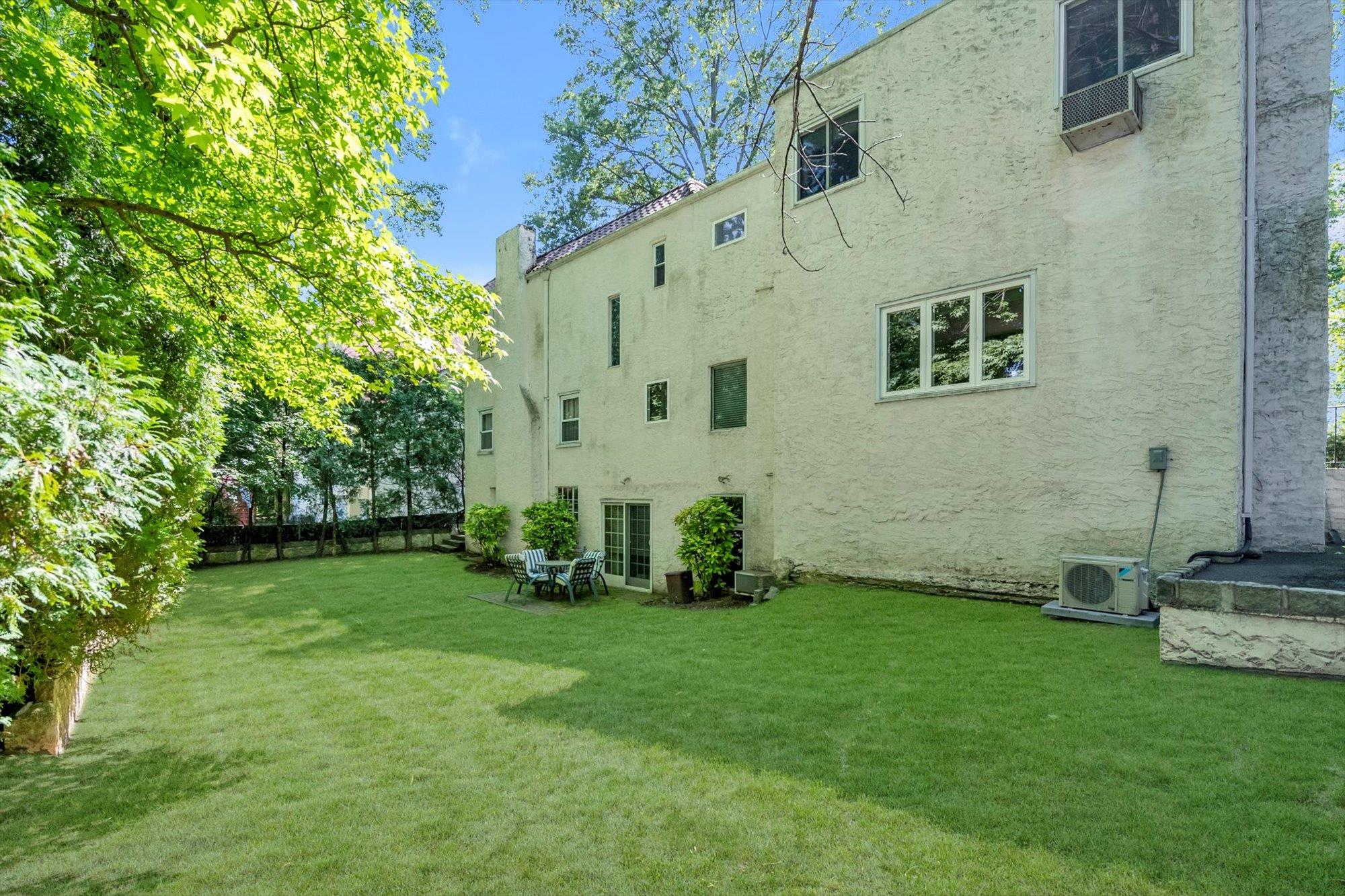 23 Burbury Lane, Great Neck, NY 11023