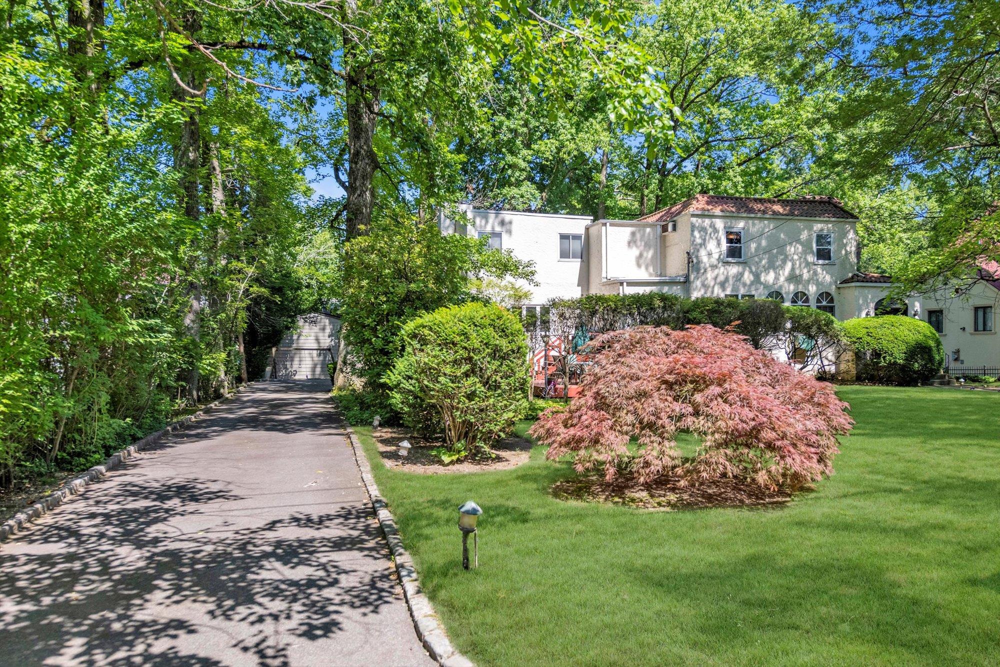 23 Burbury Lane, Great Neck, NY 11023