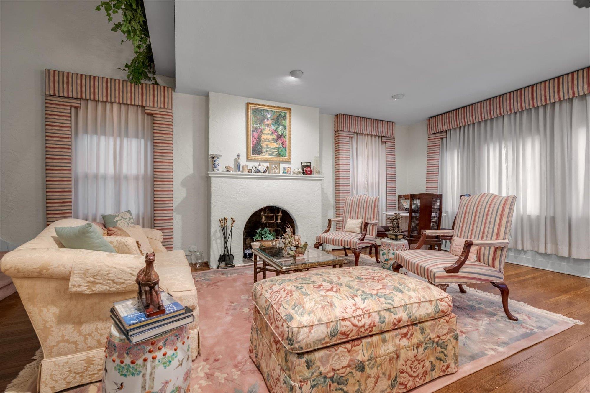 23 Burbury Lane, Great Neck, NY 11023