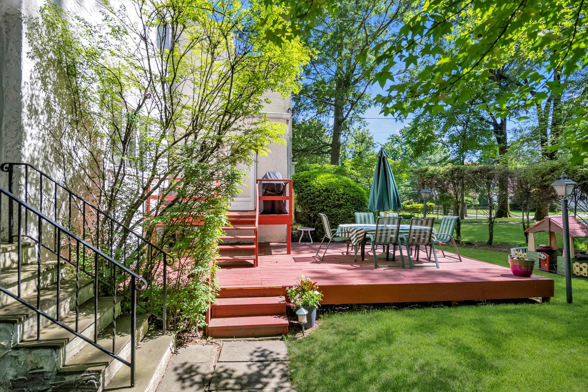 23 Burbury Lane, Great Neck, NY 11023