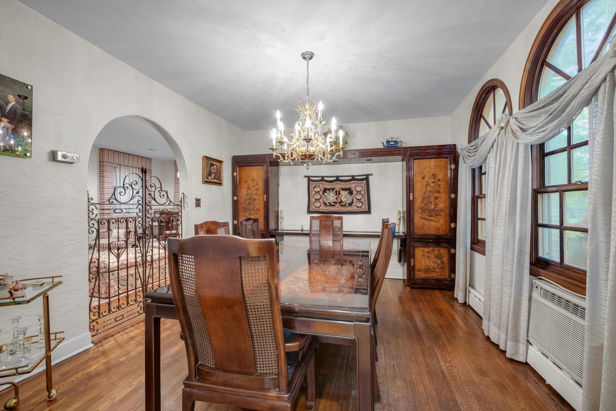 23 Burbury Lane, Great Neck, NY 11023