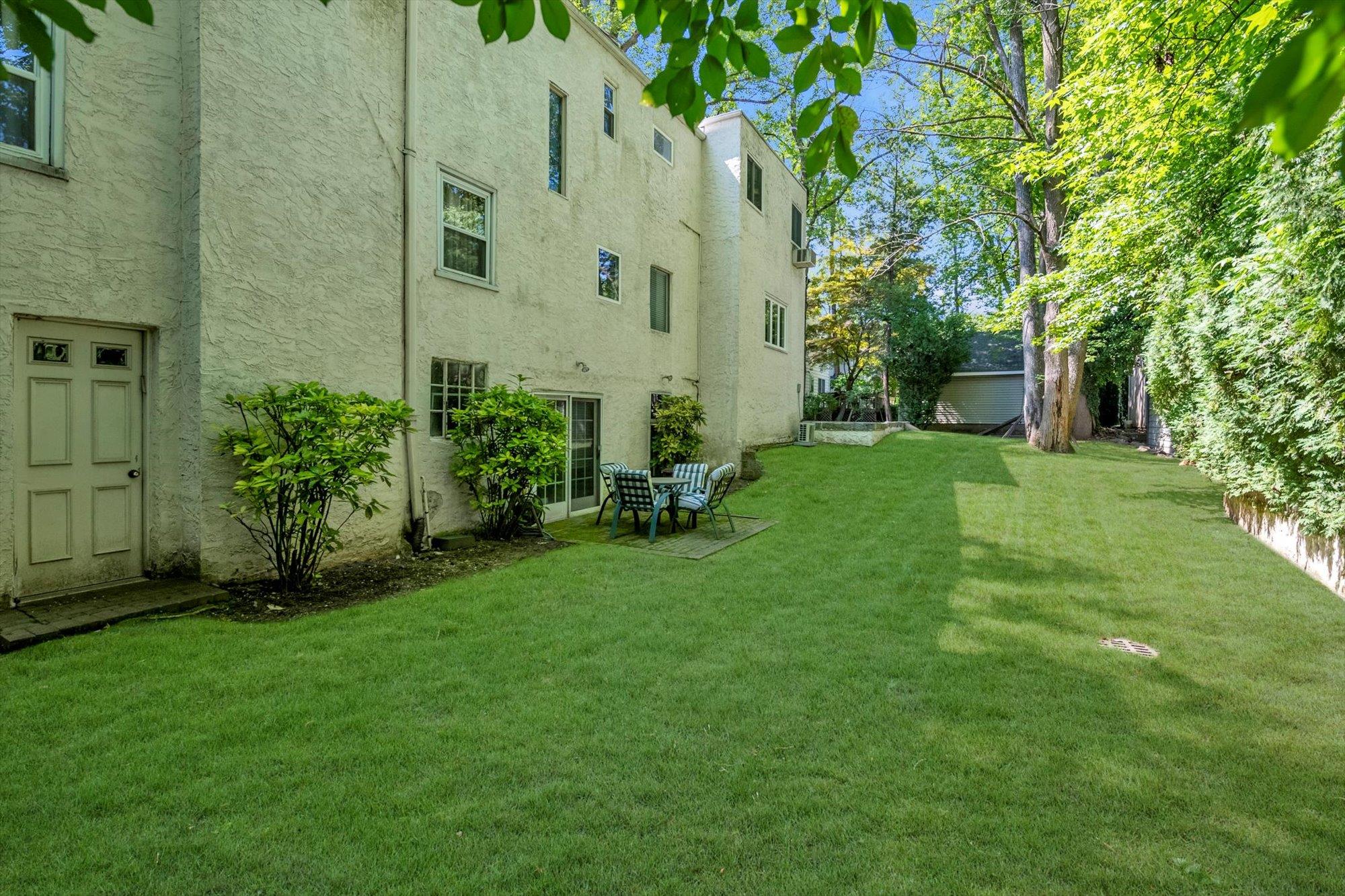 23 Burbury Lane, Great Neck, NY 11023