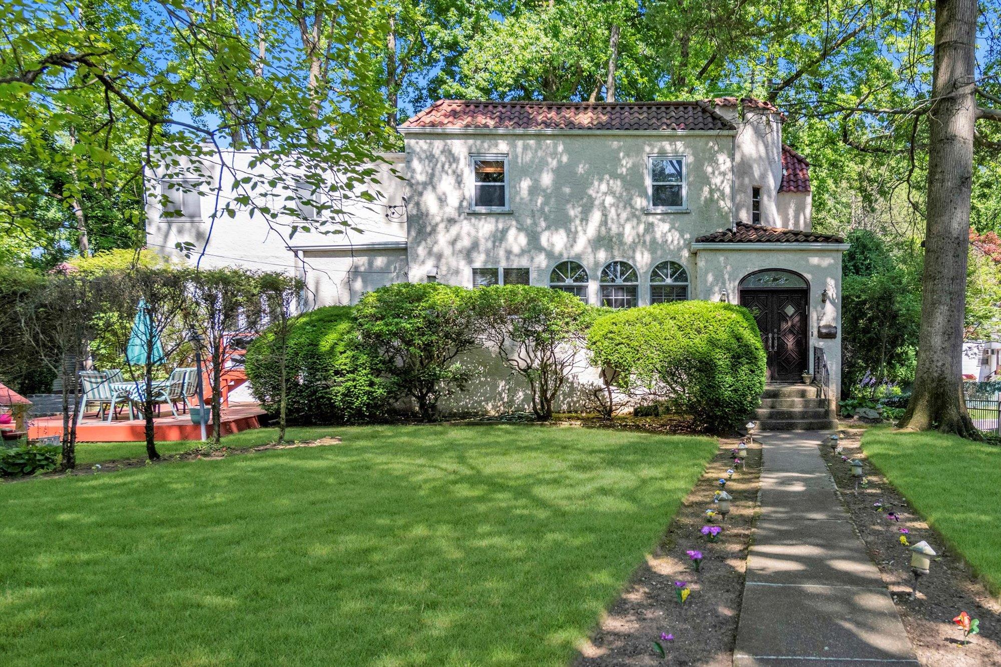 23 Burbury Lane, Great Neck, NY 11023