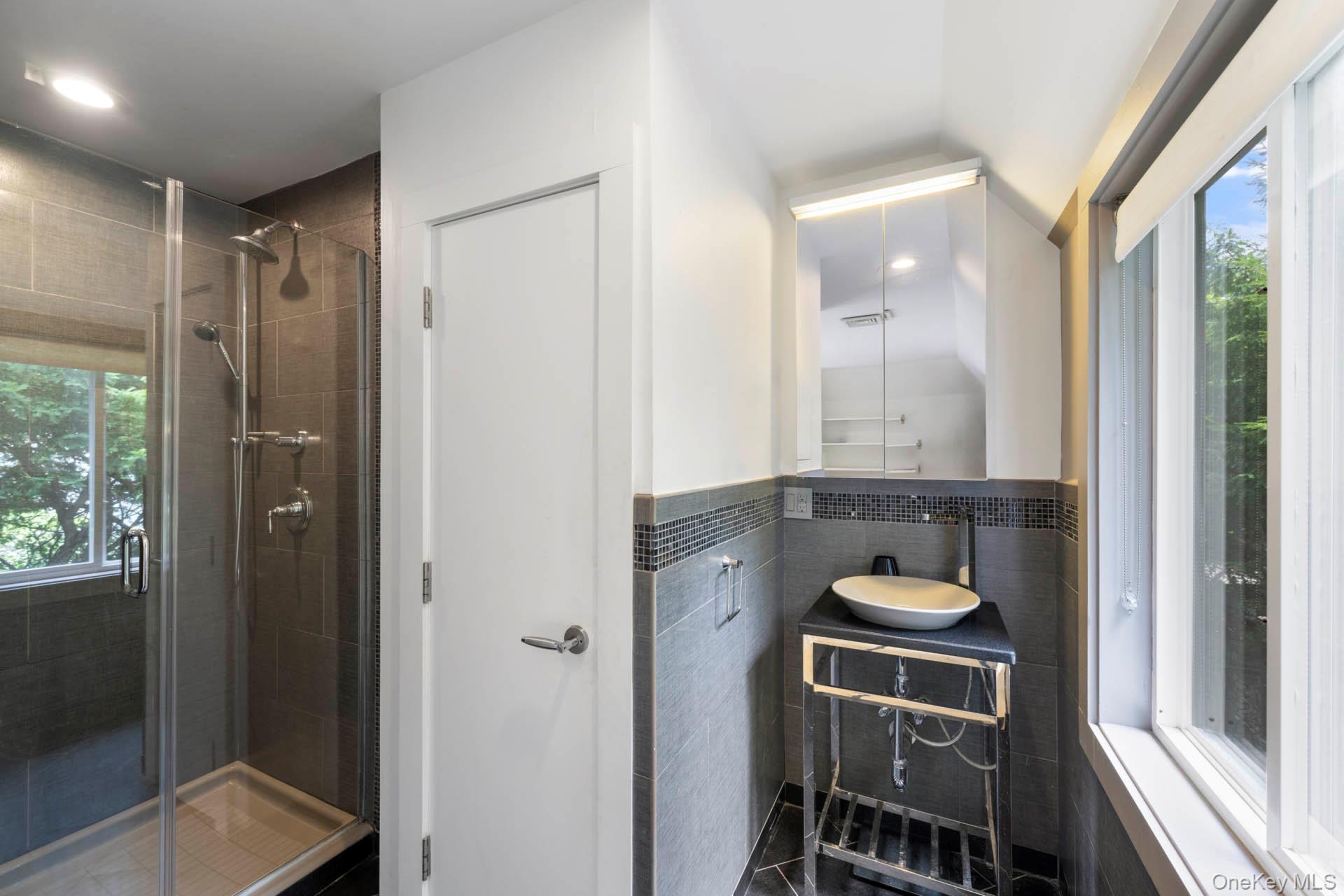 800 W 231st Street, Bronx, NY 10463