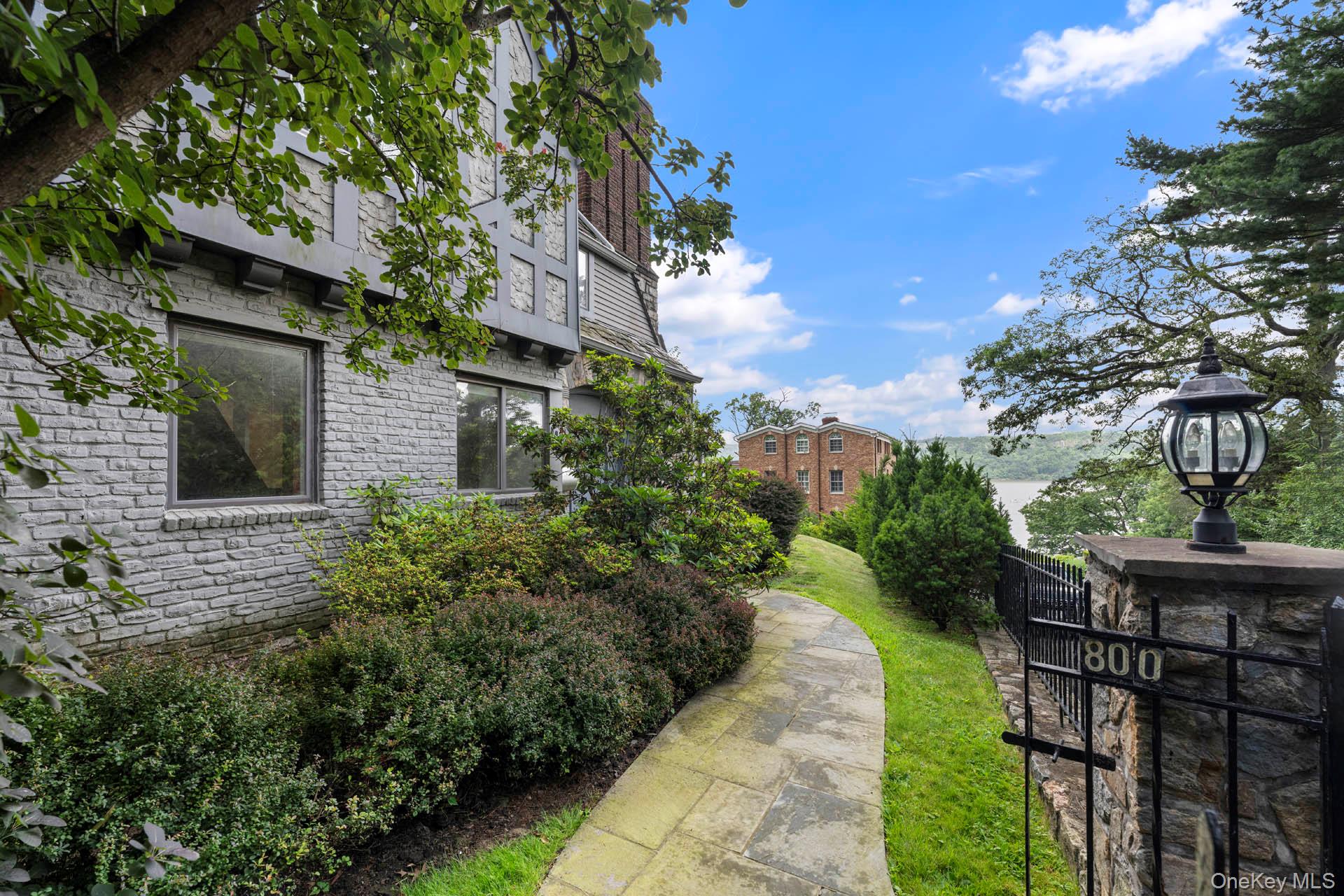 800 W 231st Street, Bronx, NY 10463