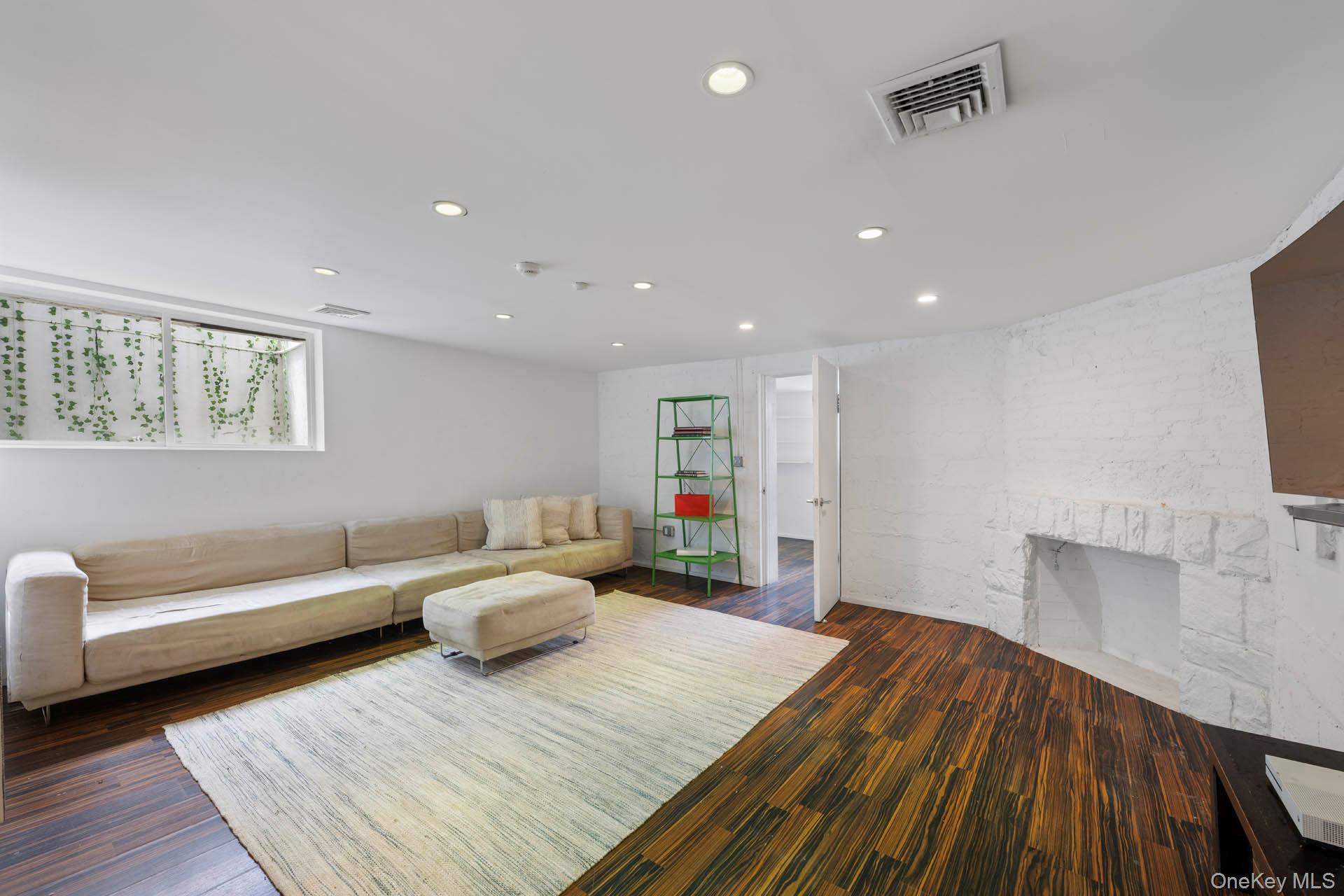 800 W 231st Street, Bronx, NY 10463