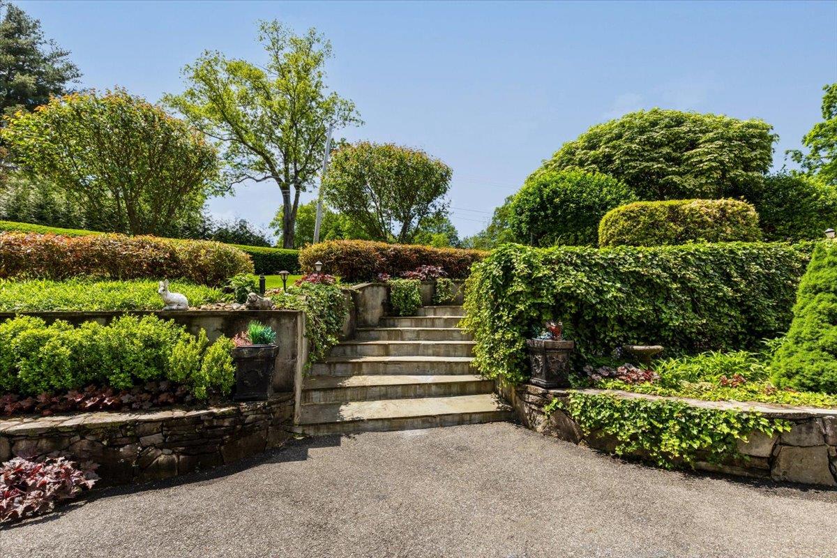 31 Colonial Road, White Plains, NY 10605