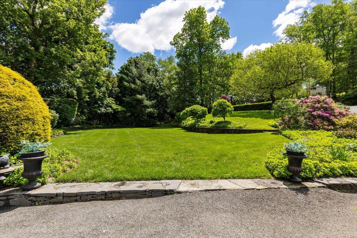 31 Colonial Road, White Plains, NY 10605