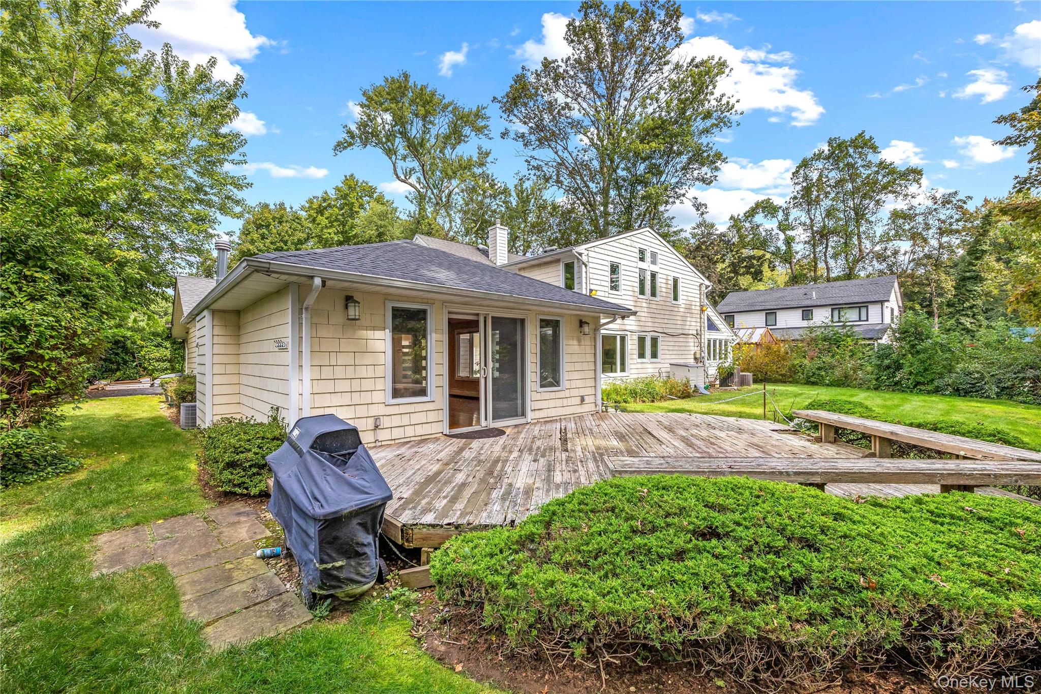 18 Locust Lane, Roslyn Heights, NY 11577