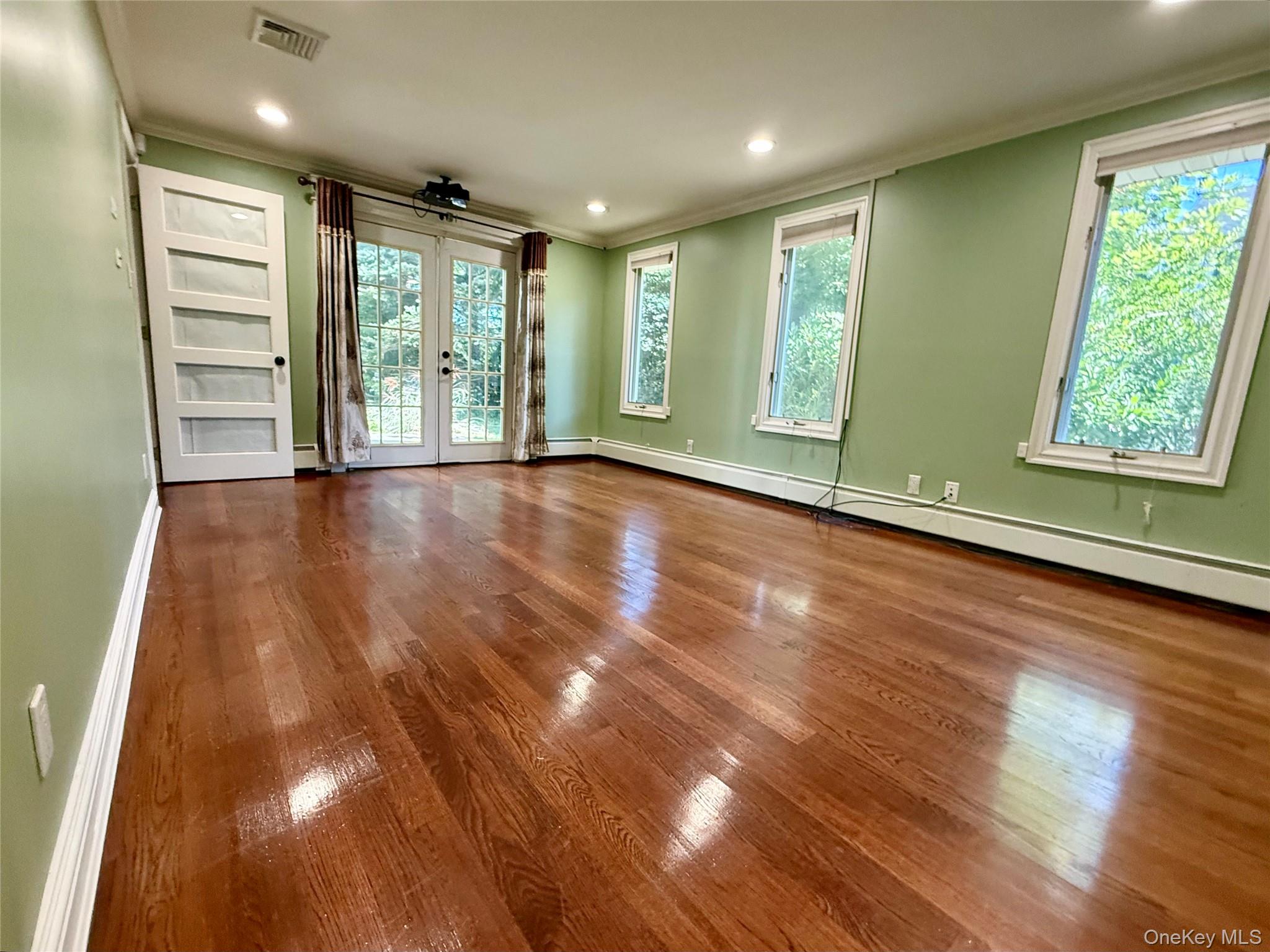 18 Locust Lane, Roslyn Heights, NY 11577