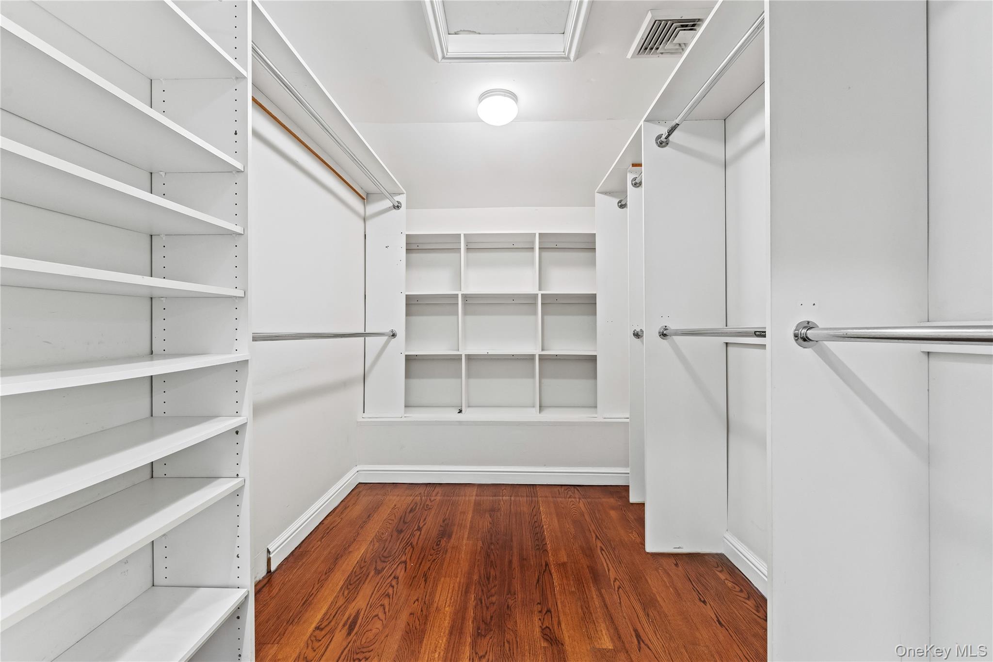 18 Locust Lane, Roslyn Heights, NY 11577