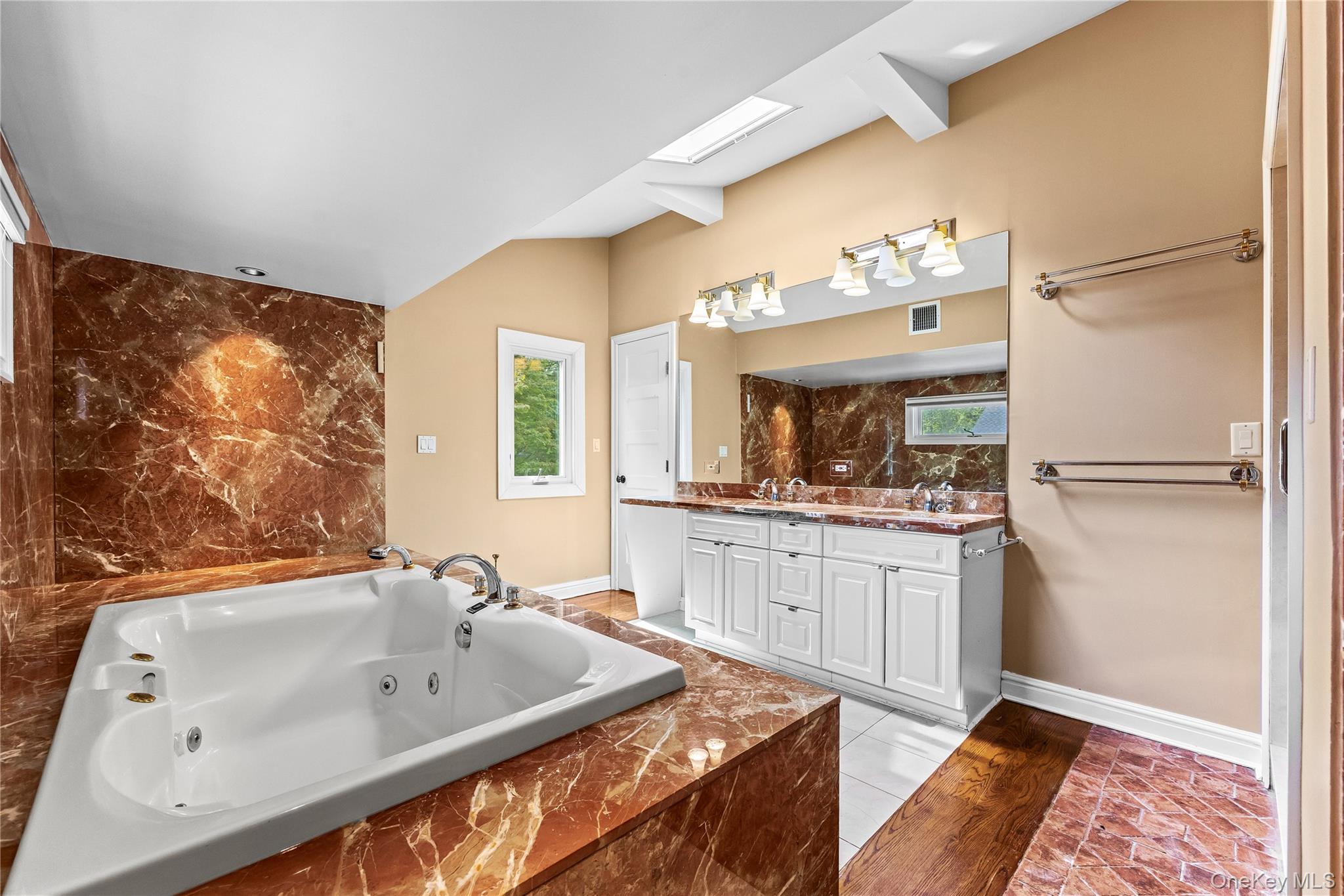 18 Locust Lane, Roslyn Heights, NY 11577