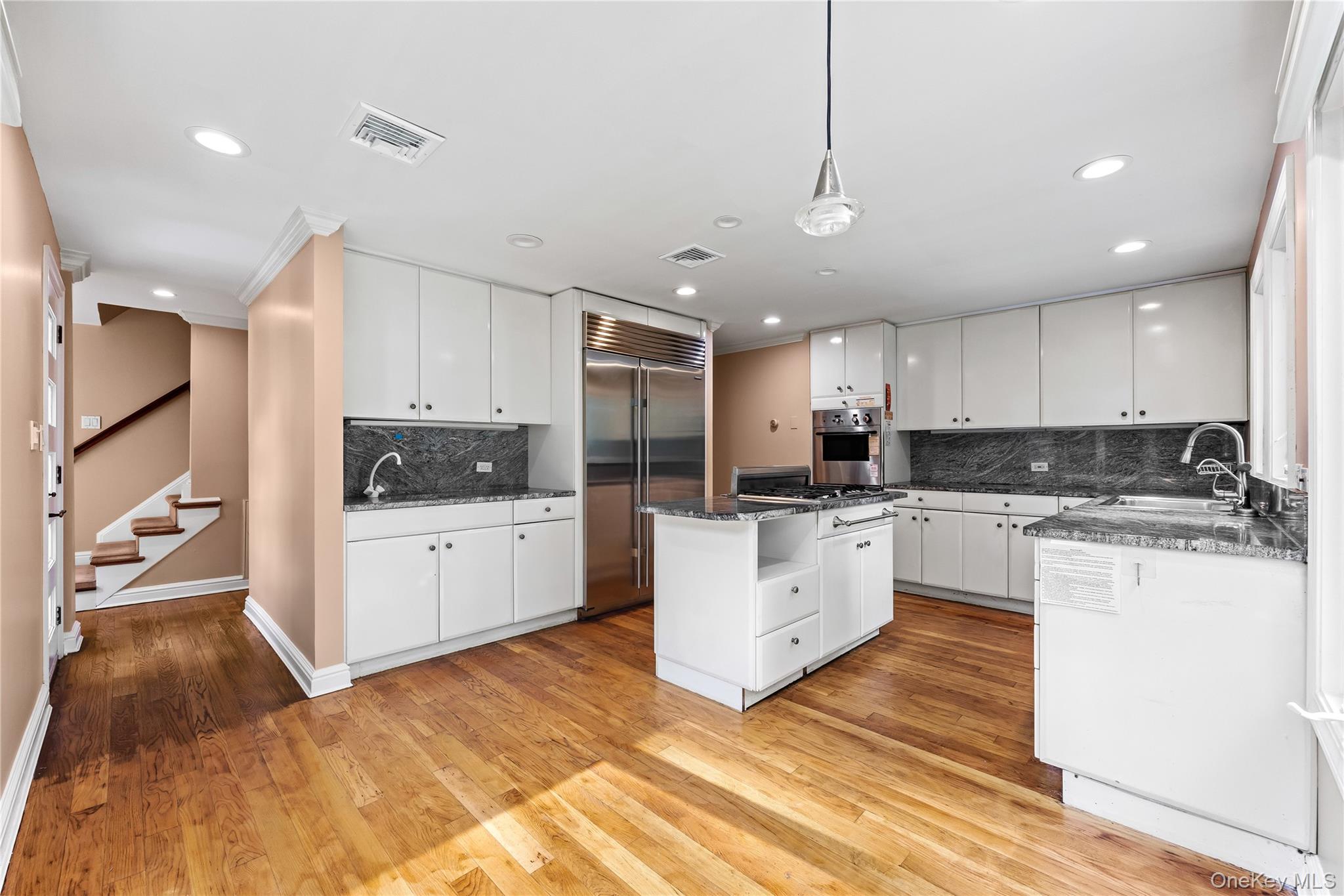 18 Locust Lane, Roslyn Heights, NY 11577