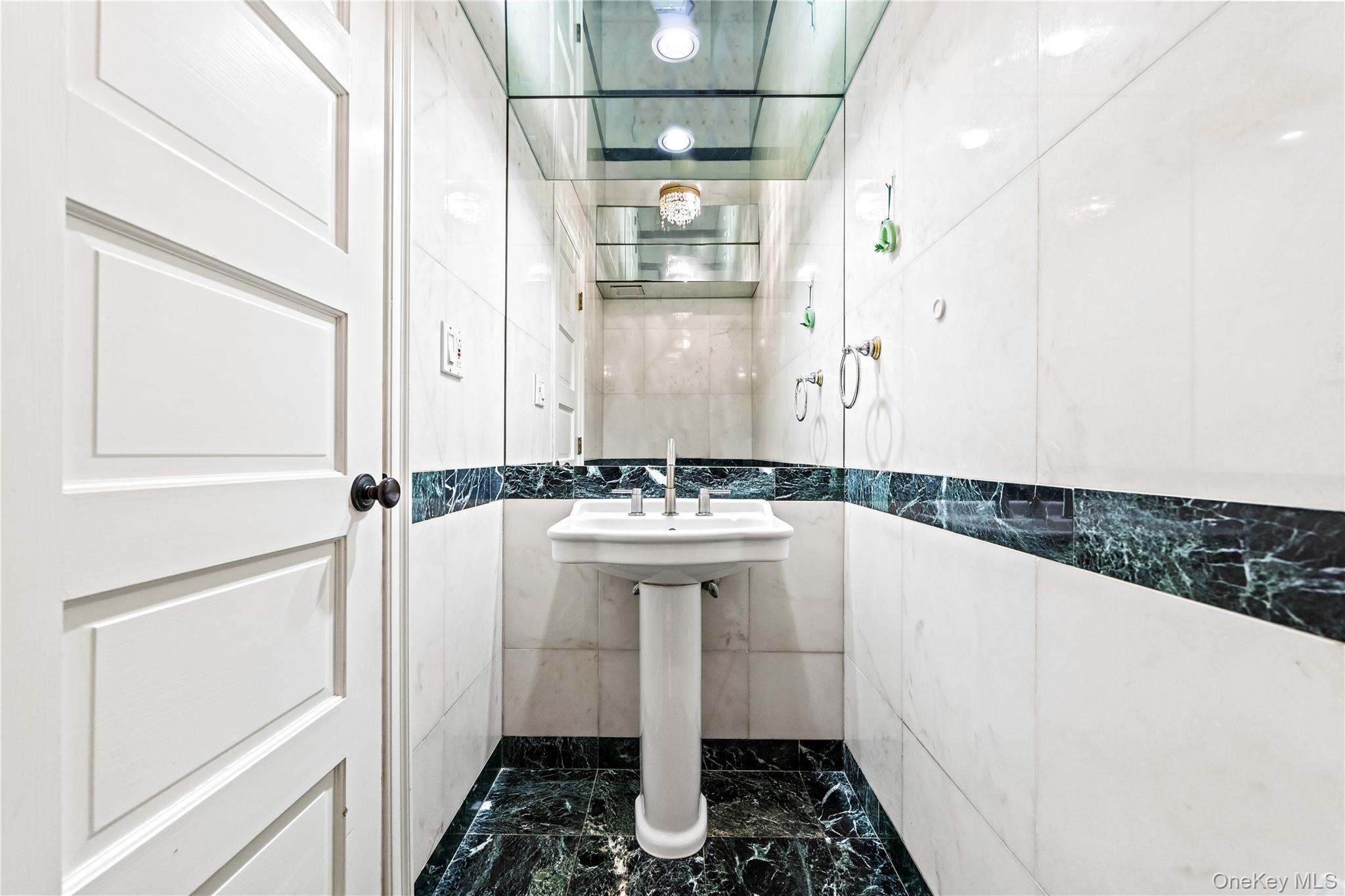 18 Locust Lane, Roslyn Heights, NY 11577