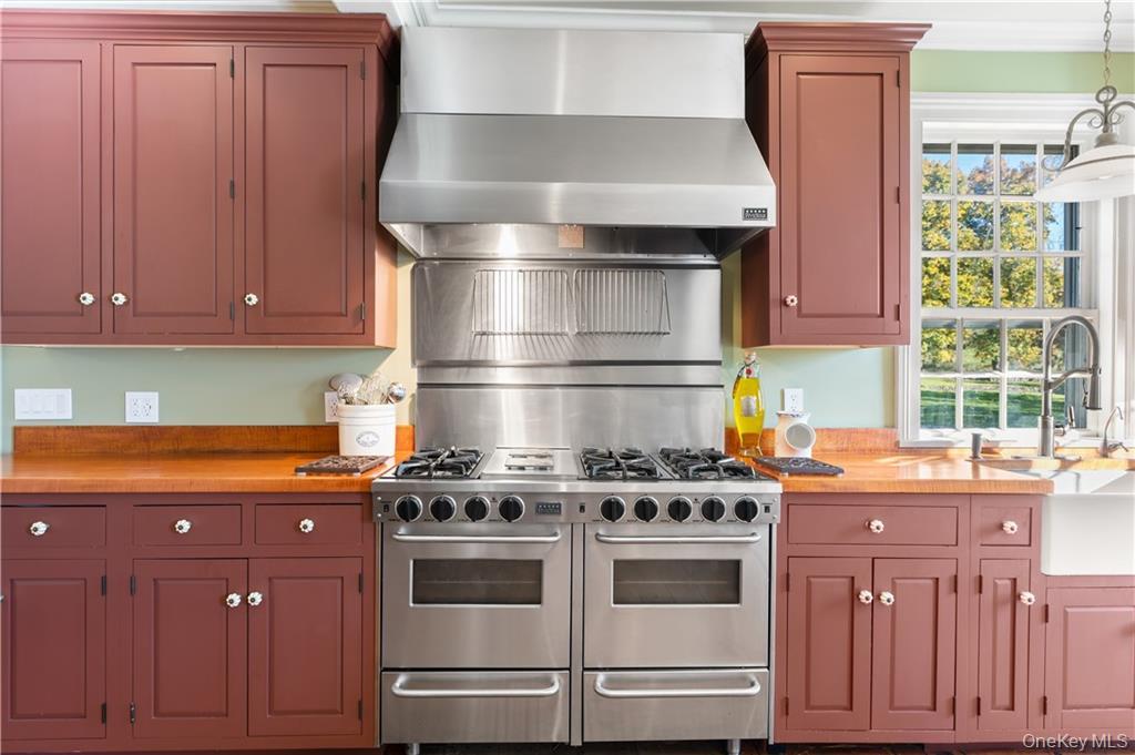 11 Brown Road, Pleasant Valley, NY 12569