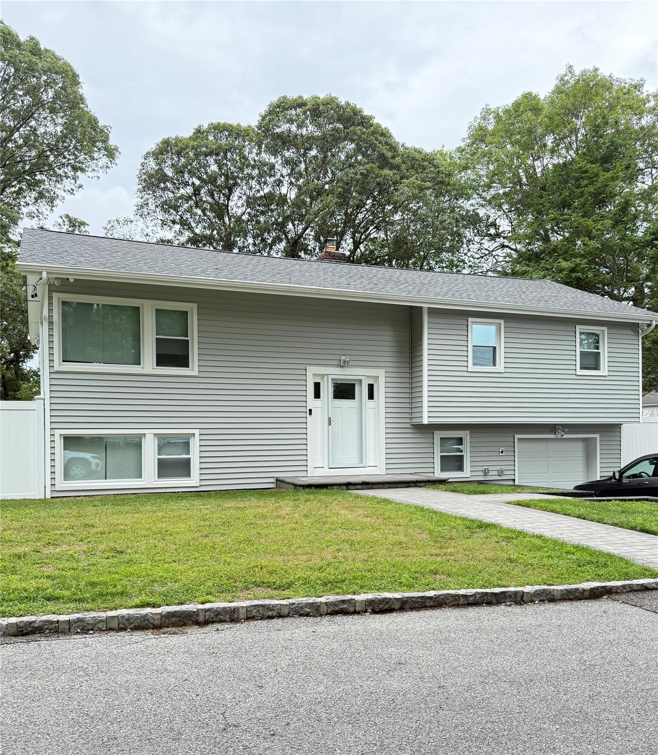12 Dee Place, Huntington Station, NY 11746