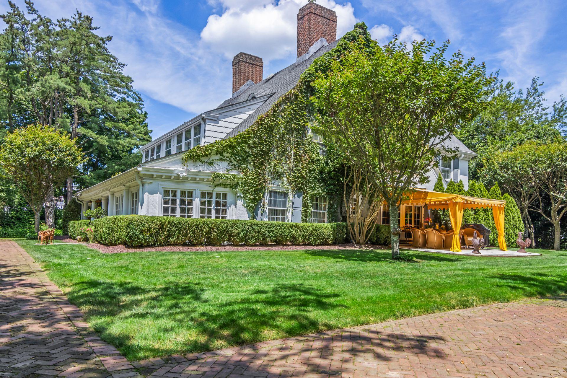 42 Clock Tower Lane, Old Westbury, NY 11568