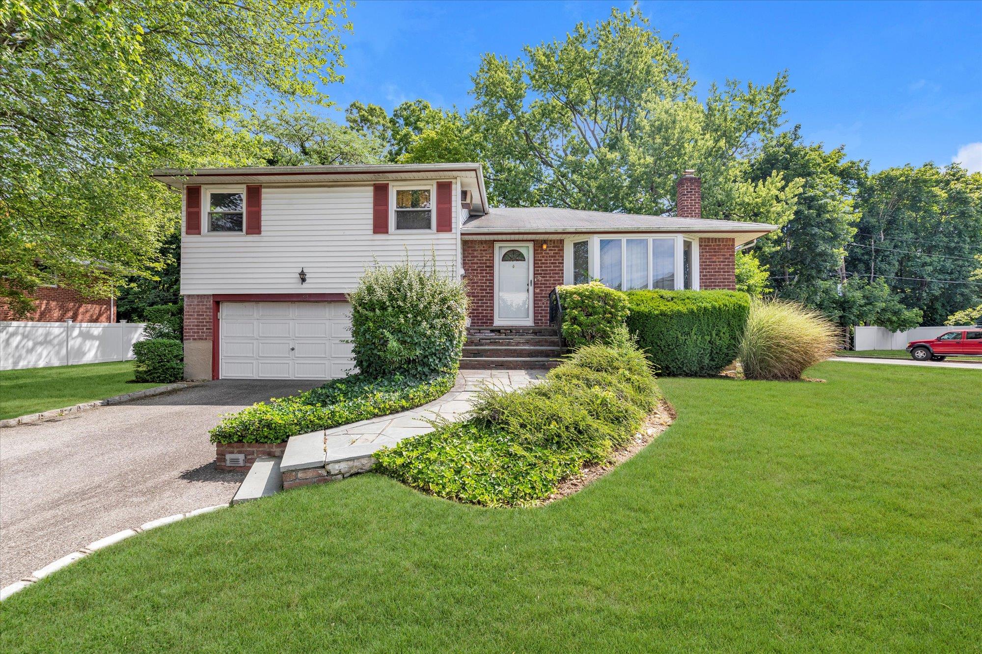 80 Winthrop Road, Plainview, NY 11803
