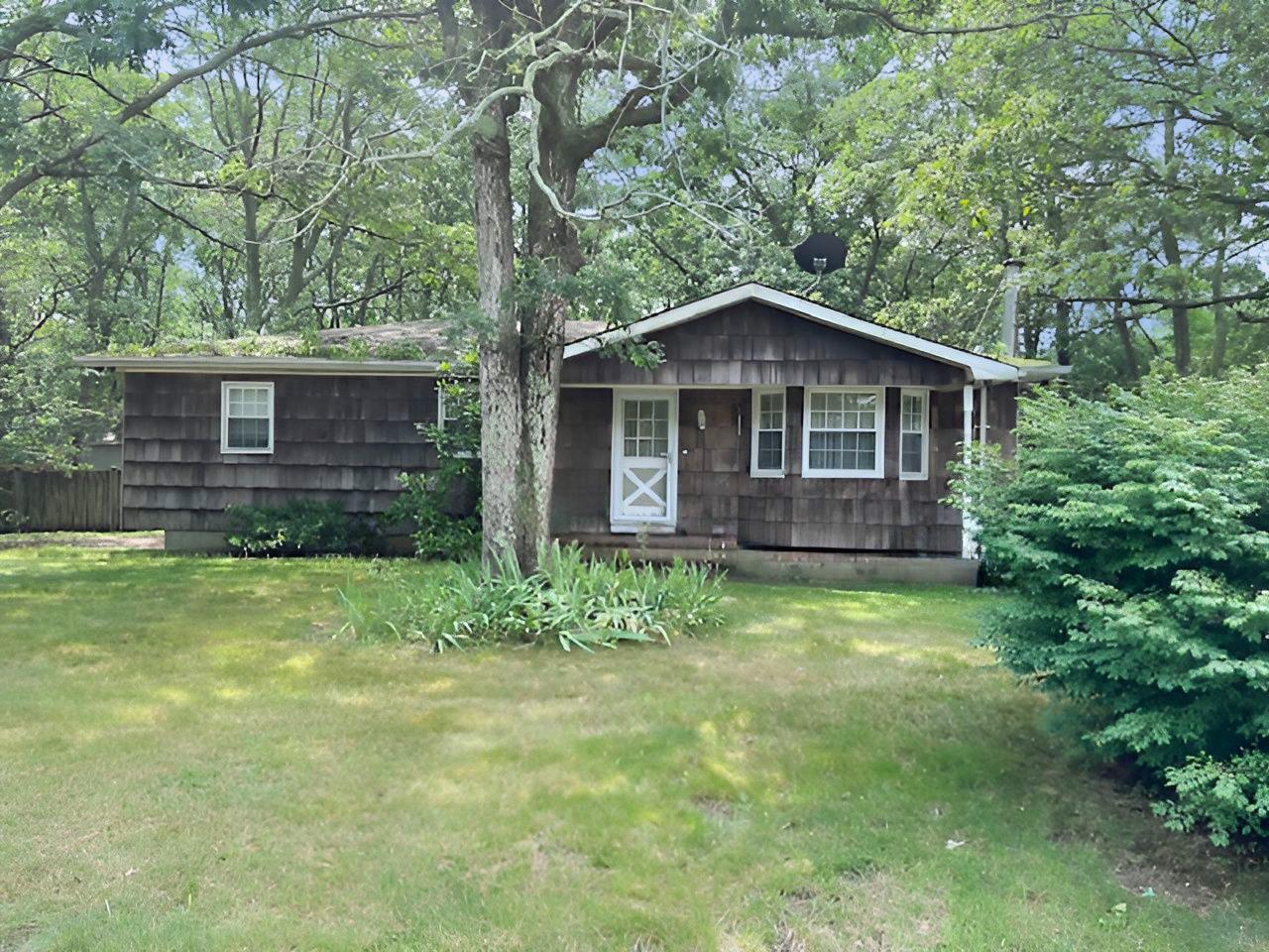 358 S Service Road, Center Moriches, NY 11934